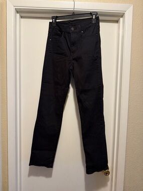 Women’s Black Straight-Leg Levi’s- Classic Fit